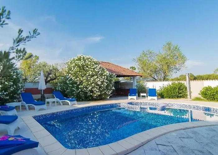 Filip - Private Pool & Gym Pula