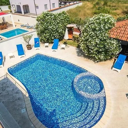 Filip - Private Pool & Gym