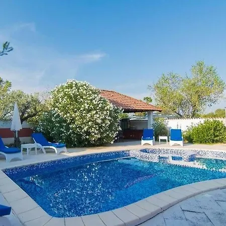 Filip - Private Pool & Gym Pula