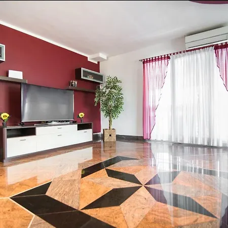 Filip - Private Pool & Gym Pula