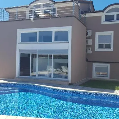 Filip - Private Pool & Gym *