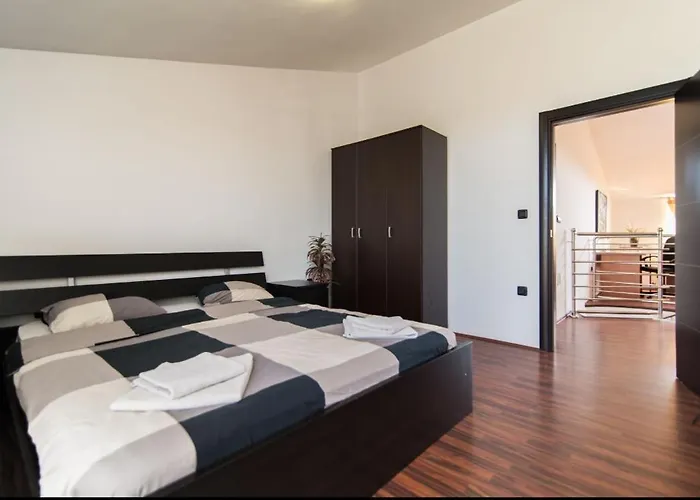 Filip - Private Pool & Gym