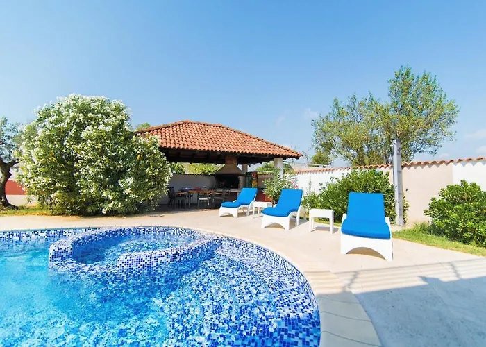 Filip - Private Pool & Gym Pula