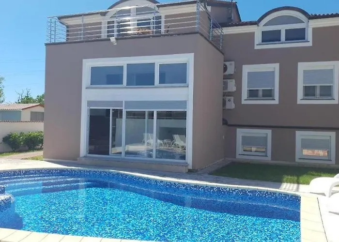 Filip - Private Pool & Gym *